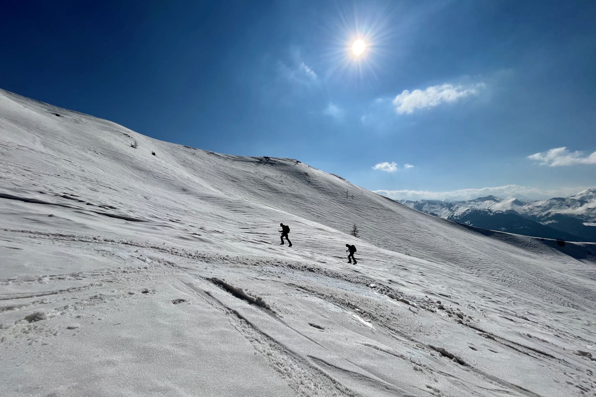Weiter Gipfelhang Weitläufiger Gipfelhang © Gipfelfieber